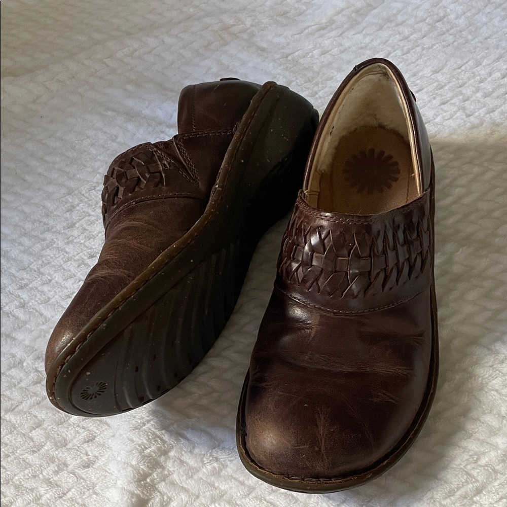 Ugg women’s Brown Leather Slip-On Shoes